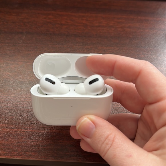 AirPod Pros 1st Gen - Picture 2 of 3